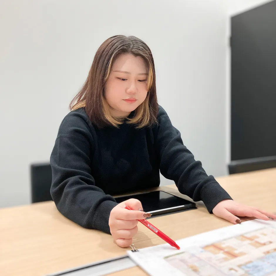 書類に目を通す様子