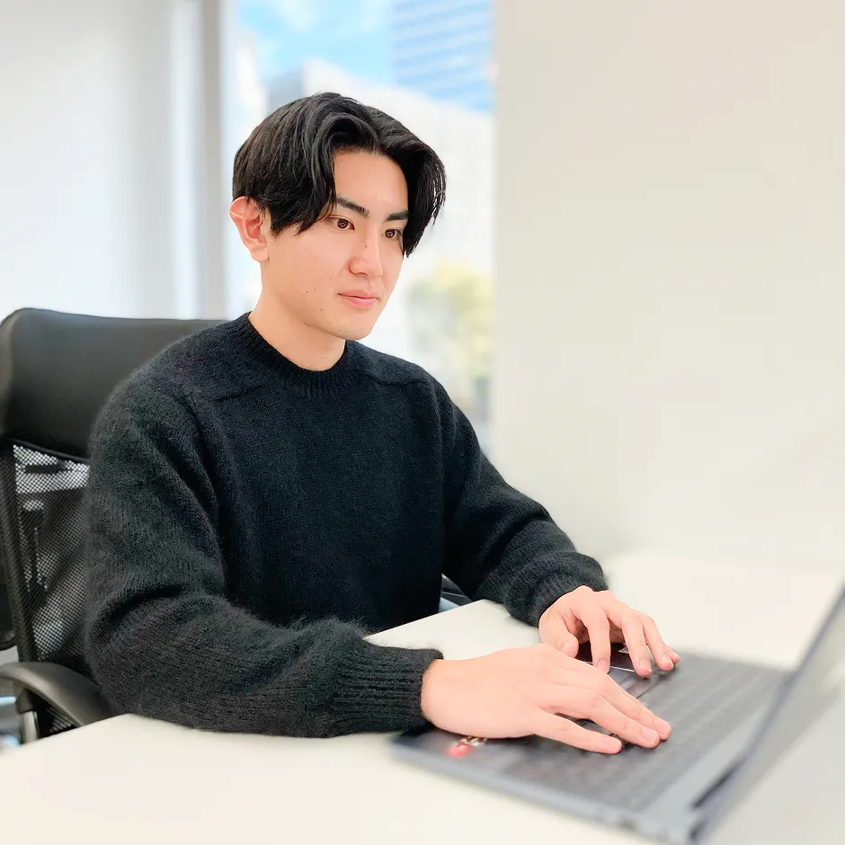 パソコン作業をする様子