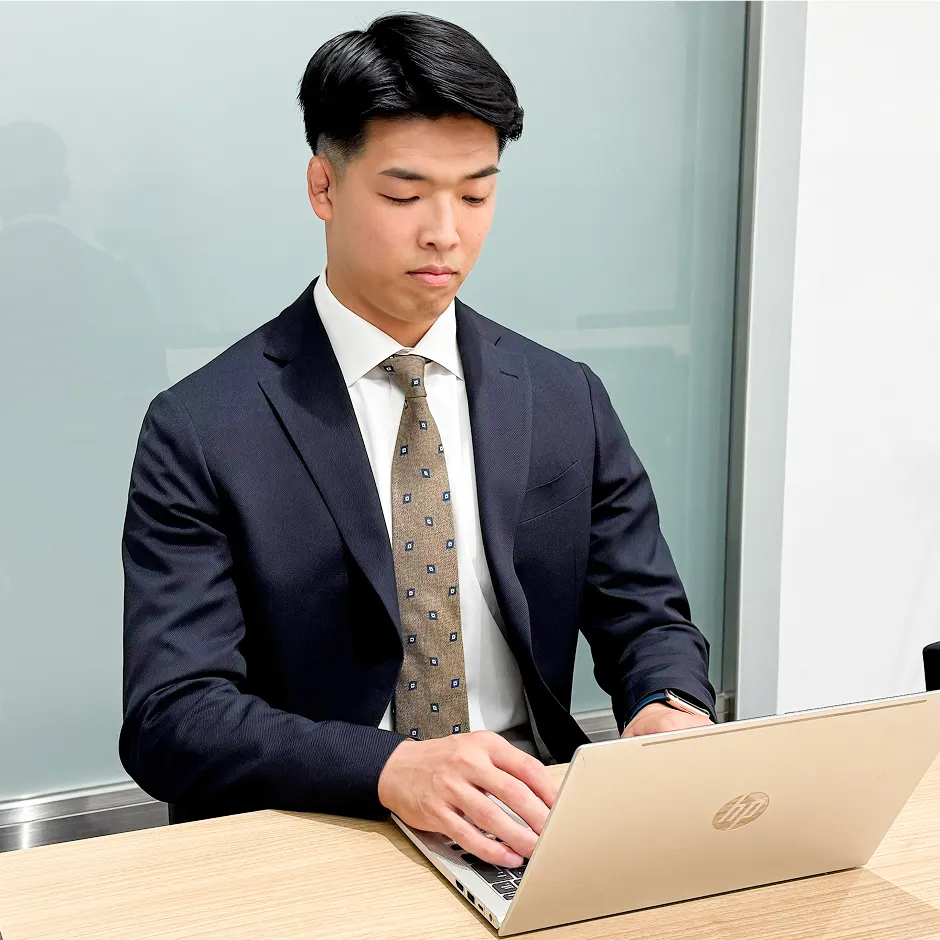 パソコン作業をする様子