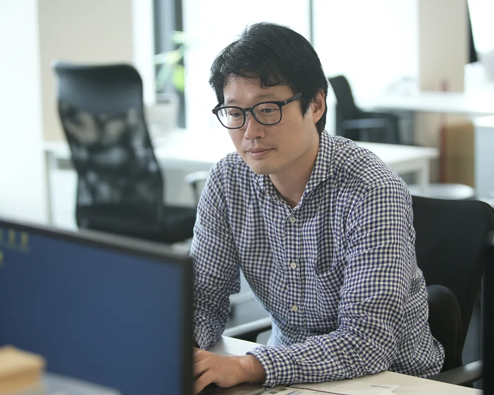 仕事をする男性の画像