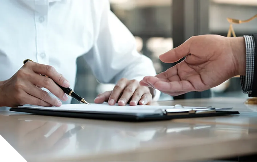 契約書を交わす様子
